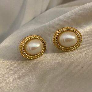 Vintage Richelieu Faux Pearl Oval Stud Earrings Gold Tone Pierced NOS